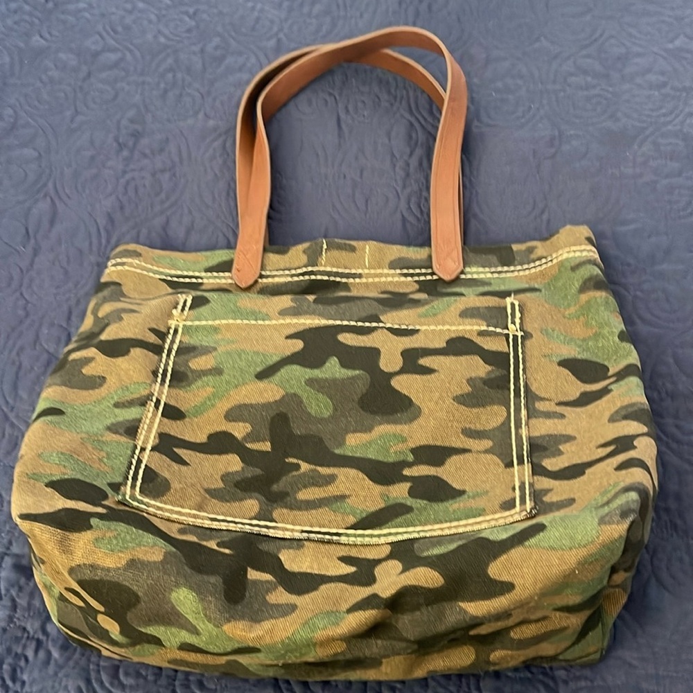 💕Camo canvas bag strap drop 7” outside and inside pockets.

💕= 3 items for $25